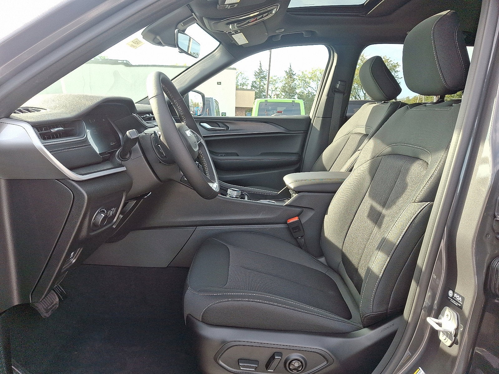 2025 Jeep Grand Cherokee GRAND CHEROKEE LAREDO X 4X4