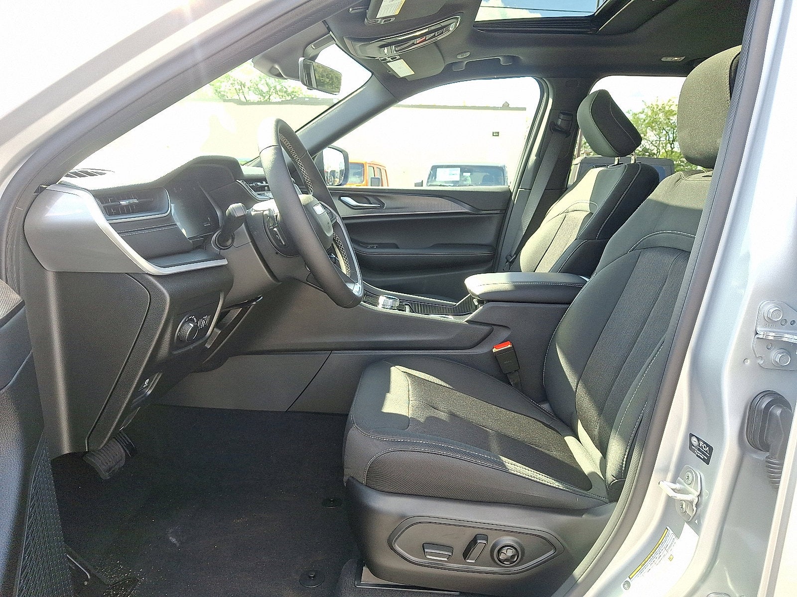 2025 Jeep Grand Cherokee GRAND CHEROKEE LAREDO X 4X4