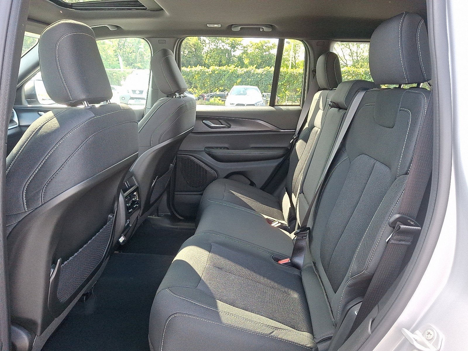 2025 Jeep Grand Cherokee GRAND CHEROKEE LAREDO X 4X4