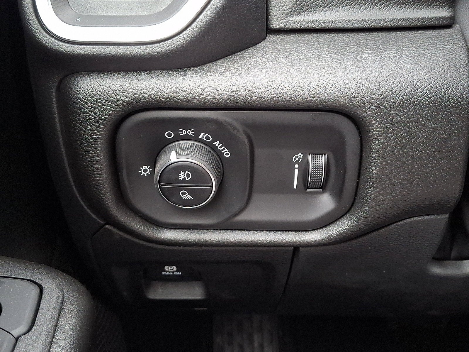 2025 RAM 1500 Tradesman Crew Cab 4x4 5'7' Box